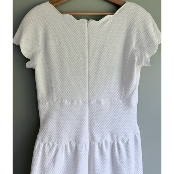 VTG Adrienne Vittadini White Cotton Dress Sz 10 Scalloped Textured Gold Button - Picture 10 of 16